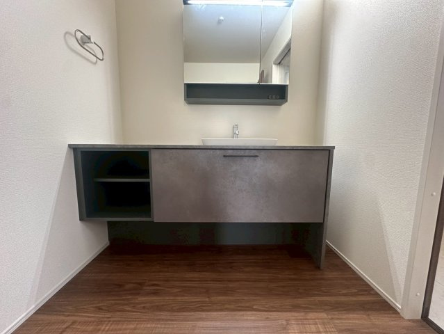 リーブルガーデンうるま市高江洲・１号棟の独立洗面台|ホテルライクでスタイリッシュな洗面化粧台／採光窓付き