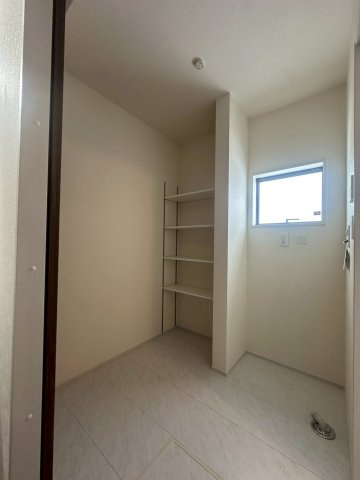 リーブルガーデンうるま市高江洲・１号棟のランドリースペース|洗濯が楽になるランドリールーム