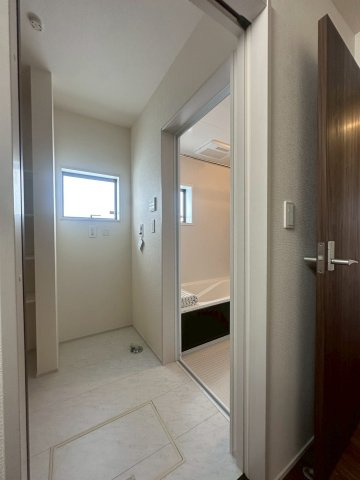 リーブルガーデンうるま市高江洲・１号棟のランドリースペース|ランドリールームから浴室への動線