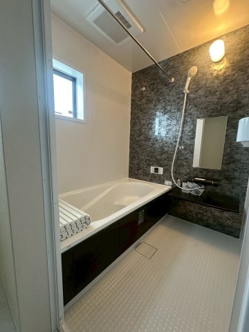 リーブルガーデンうるま市高江洲・１号棟の浴室|浴室乾燥機付きのユニットバス／浴室窓付き