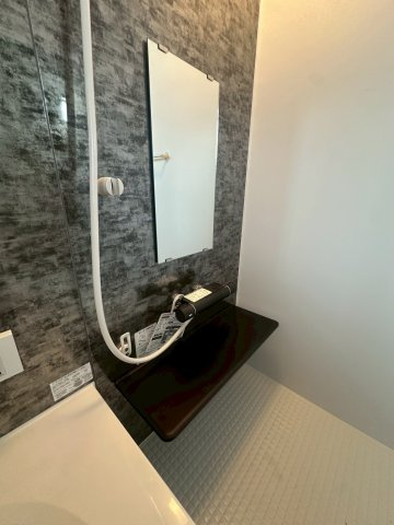 リーブルガーデンうるま市高江洲・１号棟の浴室|シャワーヘッド＆浴室鏡付き