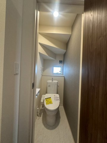 リーブルガーデンうるま市高江洲・１号棟のトイレ|１階トイレ・換気窓＆洗浄便座付き
