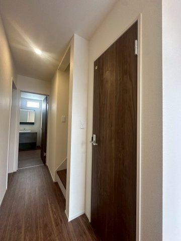 リーブルガーデンうるま市高江洲・１号棟のその他|１階廊下＆階段