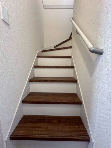 リーブルガーデンうるま市高江洲・１号棟のその他|手すり付き階段