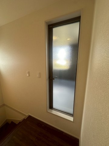 リーブルガーデンうるま市高江洲・１号棟のバルコニー|部屋を通らずに２階廊下側から出入りできるインナーバルコニー