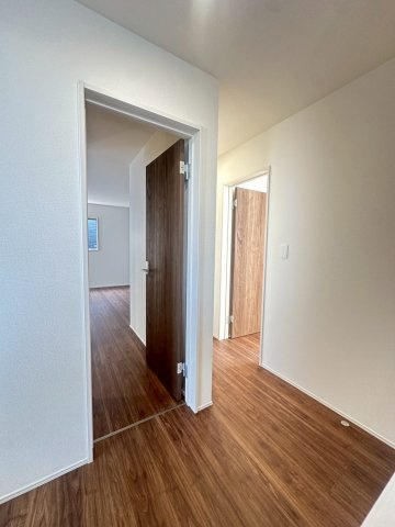 リーブルガーデンうるま市高江洲・１号棟の洋室|２階廊下