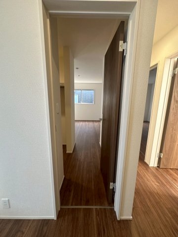 リーブルガーデンうるま市高江洲・１号棟の玄関|２階主寝室９帖の入口・入口側にウォークインクローゼット