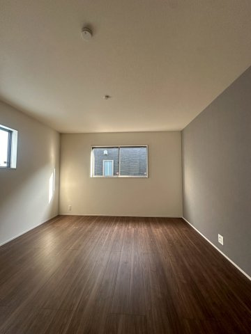 リーブルガーデンうるま市高江洲・１号棟の洋室|二面採光の２階ゆったり主寝室９帖＋WIC