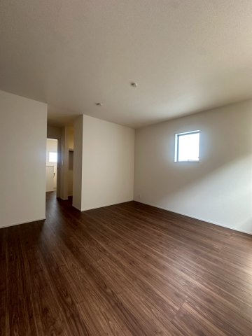 リーブルガーデンうるま市高江洲・１号棟の洋室|二面採光の２階ゆったり主寝室９帖＋WIC