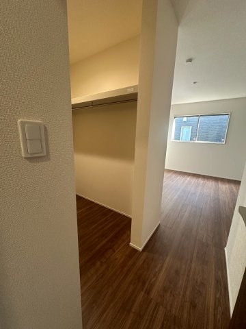 リーブルガーデンうるま市高江洲・１号棟の収納|２階ゆったり主寝室９帖に設置されたWIC