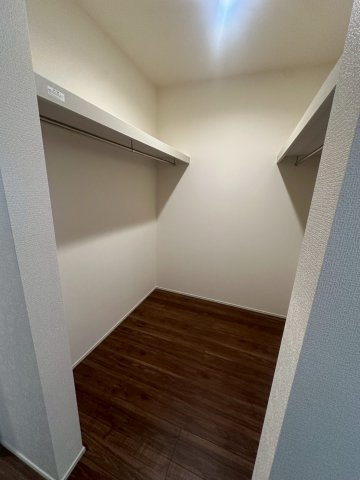 リーブルガーデンうるま市高江洲・１号棟の収納|２階主寝室９帖に設置された、季節物の入れ替えが楽々なWIC