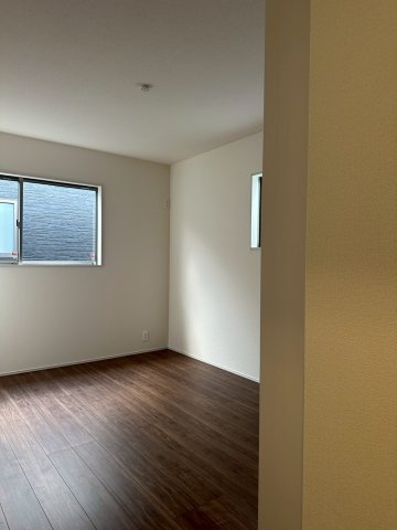 リーブルガーデンうるま市高江洲・１号棟の洋室|２階洋室6.5帖・オープンクローゼット付き