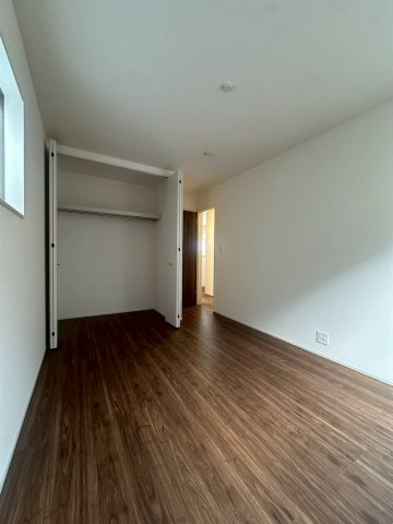 リーブルガーデンうるま市高江洲・１号棟の洋室|２階洋室6.5帖・オープンクローゼット付き