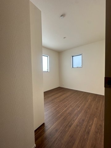 リーブルガーデンうるま市高江洲・１号棟の洋室|２階洋室5.3帖・オープンクローゼット付き