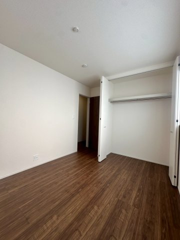 リーブルガーデンうるま市高江洲・１号棟の洋室|２階洋室5.3帖・オープンクローゼット付き