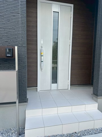 リーブルガーデンうるま市高江洲・１号棟の玄関|玄関アプローチ＆採光付き玄関ドア