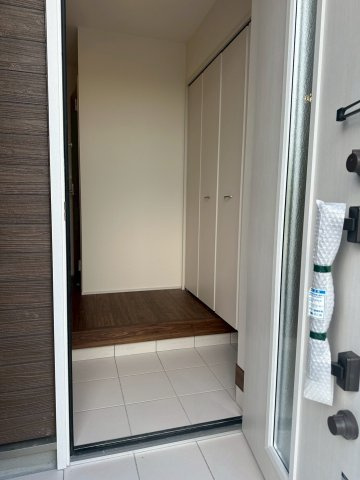 リーブルガーデンうるま市高江洲・１号棟の玄関|収納付き玄関の入口