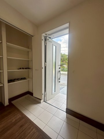 リーブルガーデンうるま市高江洲・１号棟の収納|大容量の可動式棚付きのシューズクローゼット