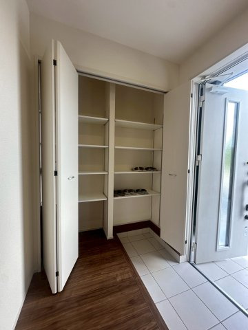 リーブルガーデンうるま市高江洲・１号棟の収納|大容量の可動式棚付きのシューズクローゼット