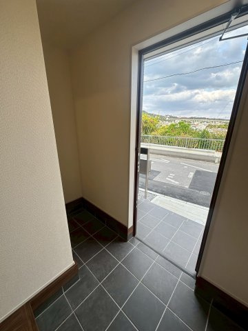 リーブルガーデンうるま市高江洲・２号棟の玄関|スッキリ玄関も実現可能！嬉しいシューズインクローク付き