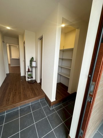 リーブルガーデンうるま市高江洲・２号棟の玄関|スッキリ玄関も実現可能！嬉しいシューズインクローク付き