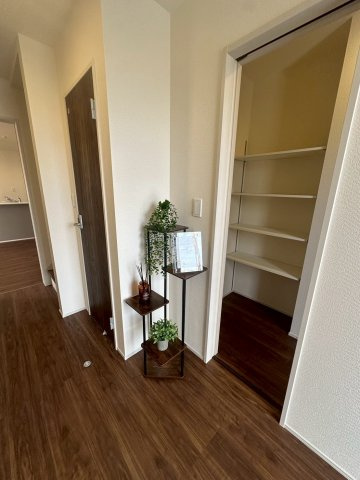 リーブルガーデンうるま市高江洲・２号棟の収納|スッキリ玄関も実現可能！嬉しいシューズインクローク付き