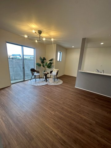 リーブルガーデンうるま市高江洲・２号棟の居間・リビング|二面採光で明るくゆったりとした17帖のLDK／対面キッチン※家具・照明は含みません