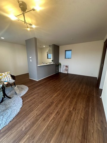 リーブルガーデンうるま市高江洲・２号棟の居間・リビング|二面採光で明るくゆったりとした17帖のLDK／対面キッチン※家具・照明は含みません