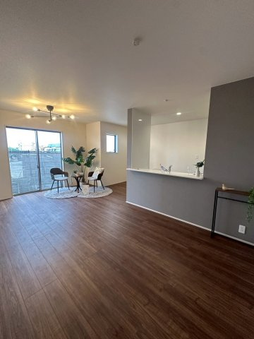 リーブルガーデンうるま市高江洲・２号棟の居間・リビング|二面採光で明るくゆったりとした17帖のLDK／対面キッチン※家具・照明は含みません