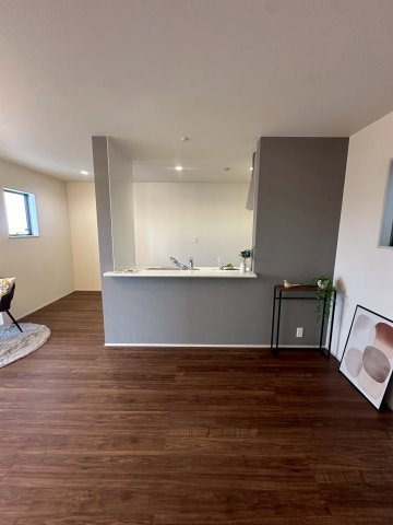 リーブルガーデンうるま市高江洲・２号棟の居間・リビング|コミュニケーションが生まれる、使い勝手のいいカウンターキッチン