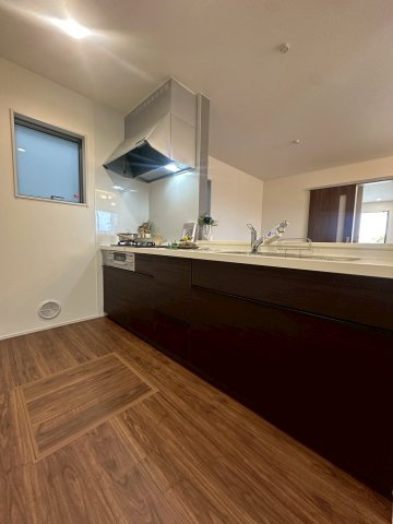 リーブルガーデンうるま市高江洲・２号棟のキッチン|会話の弾む対面式キッチン・換気窓＆床下収納付き