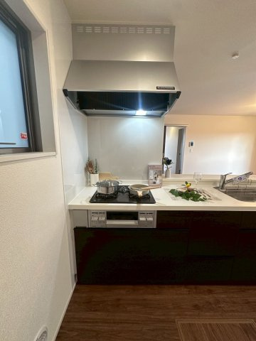 リーブルガーデンうるま市高江洲・２号棟のキッチン|レンジフード＆ガスコンロ３口＆備え付け収納