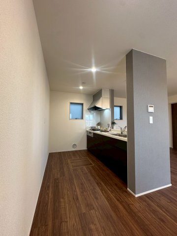 リーブルガーデンうるま市高江洲・２号棟のキッチン|奥行きと幅があり、使い勝手のいい対面式のシステムキッチン