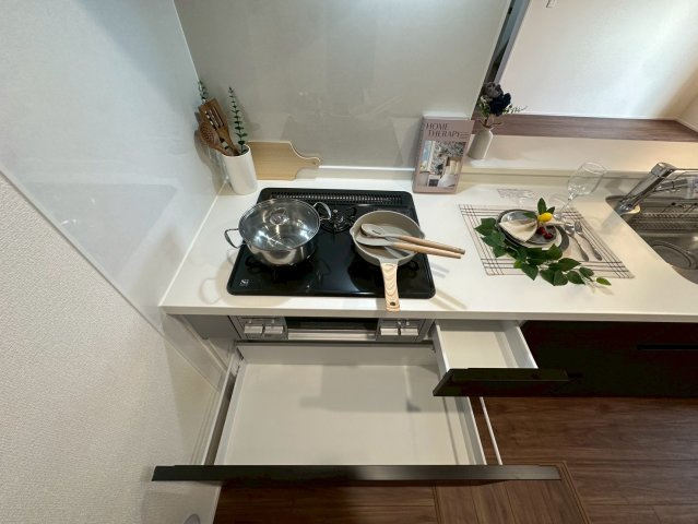 リーブルガーデンうるま市高江洲・２号棟のキッチン|ガスコンロ３口＆備え付け収納＆作業台