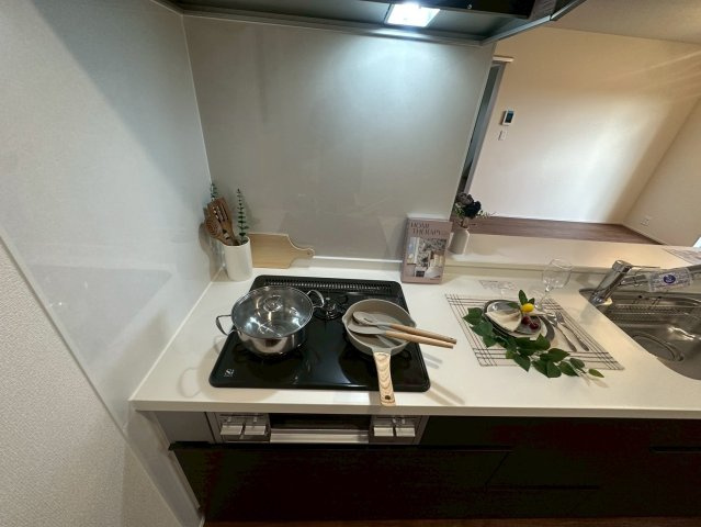 リーブルガーデンうるま市高江洲・２号棟のキッチン|ガスコンロ３口＆備え付け収納＆作業台