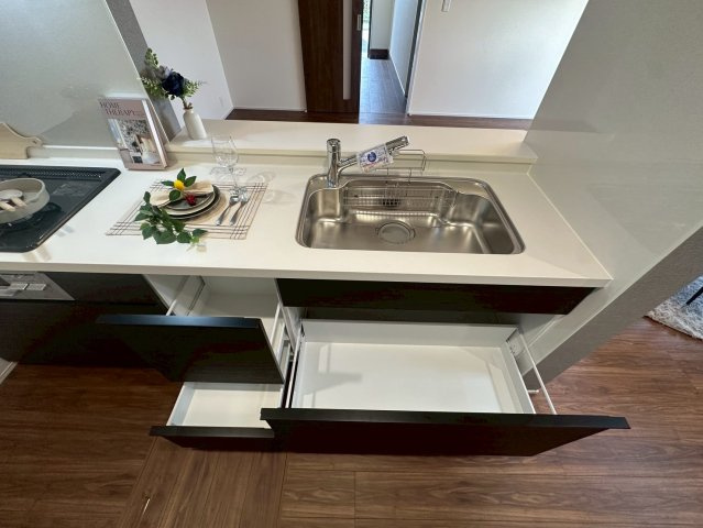 リーブルガーデンうるま市高江洲・２号棟のキッチン|流し台＆作業台＆備え付けの収納