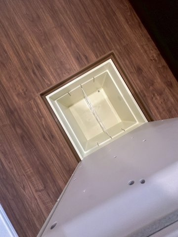 リーブルガーデンうるま市高江洲・２号棟のキッチン|キッチンの床下収納