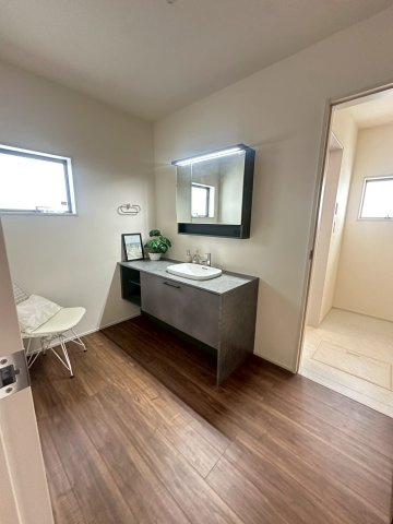 リーブルガーデンうるま市高江洲・２号棟の洗面所|ホテルライクでスタイリッシュな洗面化粧台・造作棚付き／採光窓付き