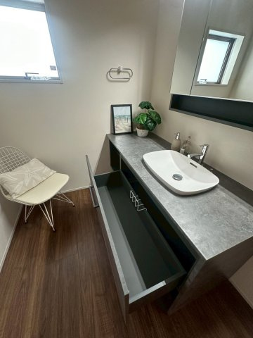 リーブルガーデンうるま市高江洲・２号棟の洗面所|ホテルライクでスタイリッシュな洗面化粧台・造作棚付き／採光窓付き