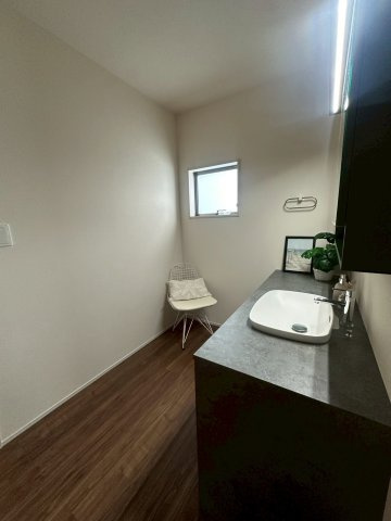 リーブルガーデンうるま市高江洲・２号棟の洗面所|洗面室に隣接するランドリールームで洗濯作業も楽々に◎