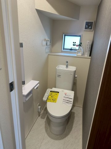 リーブルガーデンうるま市高江洲・２号棟のトイレ|１階トイレ・換気窓＆洗浄便座付き