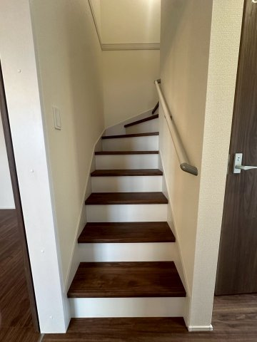 リーブルガーデンうるま市高江洲・２号棟のその他|手すり付き階段