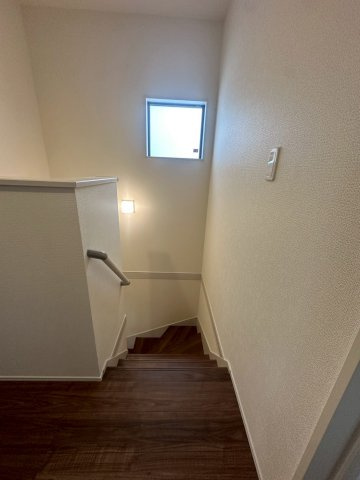 リーブルガーデンうるま市高江洲・２号棟のその他|手すり付き階段／採光窓付き