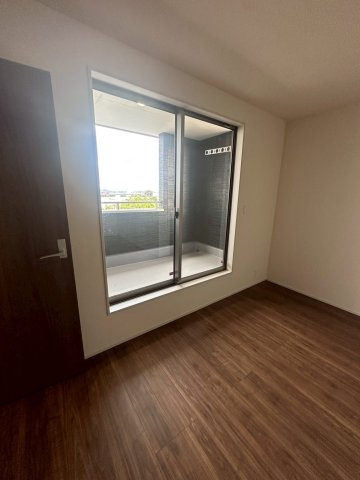 リーブルガーデンうるま市高江洲・２号棟の洋室|二面採光の２階主寝室8.5帖・バルコニー出入口付き