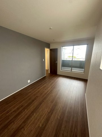 リーブルガーデンうるま市高江洲・２号棟の洋室|二面採光の２階主寝室8.5帖・バルコニー出入口付き