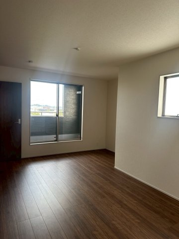 リーブルガーデンうるま市高江洲・２号棟の洋室|二面採光の２階主寝室8.5帖・バルコニー出入口付き