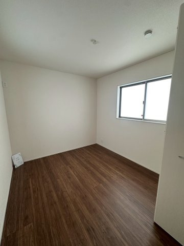 リーブルガーデンうるま市高江洲・２号棟の洋室|二面採光の２階主寝室8.5帖