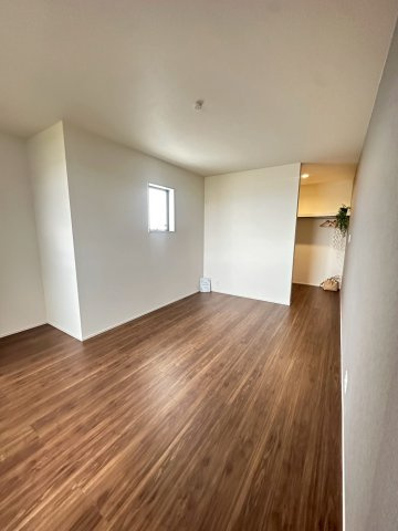 リーブルガーデンうるま市高江洲・２号棟の洋室|２階主寝室8.5帖＋WIC