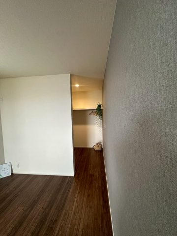 リーブルガーデンうるま市高江洲・２号棟の洋室|２階主寝室8.5帖＋WIC