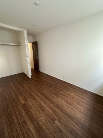 リーブルガーデンうるま市高江洲・２号棟の洋室|２階洋室6.5帖・オープンクローゼット付き